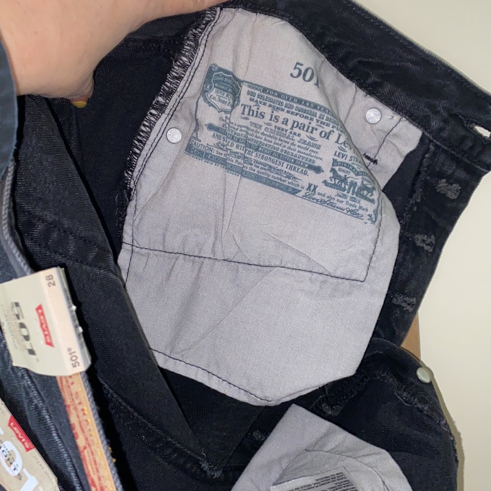 NWT Levi’s 501 High Rise Raw Hem Shorts Size 28 - Picture 10 of 10